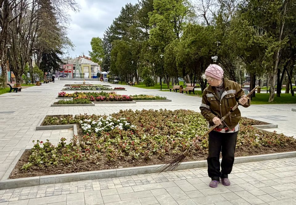 Сотрудники «Парков столицы» ежедневно заботятся о чистоте и красоте зелёных зон Симферополя Сотрудники «Парков столицы» ежедневно заботятся о чистоте и красоте зелёных зон Симферополя