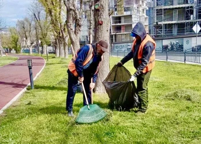 Сотрудники «Парков столицы» ежедневно заботятся о чистоте и красоте зелёных зон Симферополя Сотрудники «Парков столицы» ежедневно заботятся о чистоте и красоте зелёных зон Симферополя