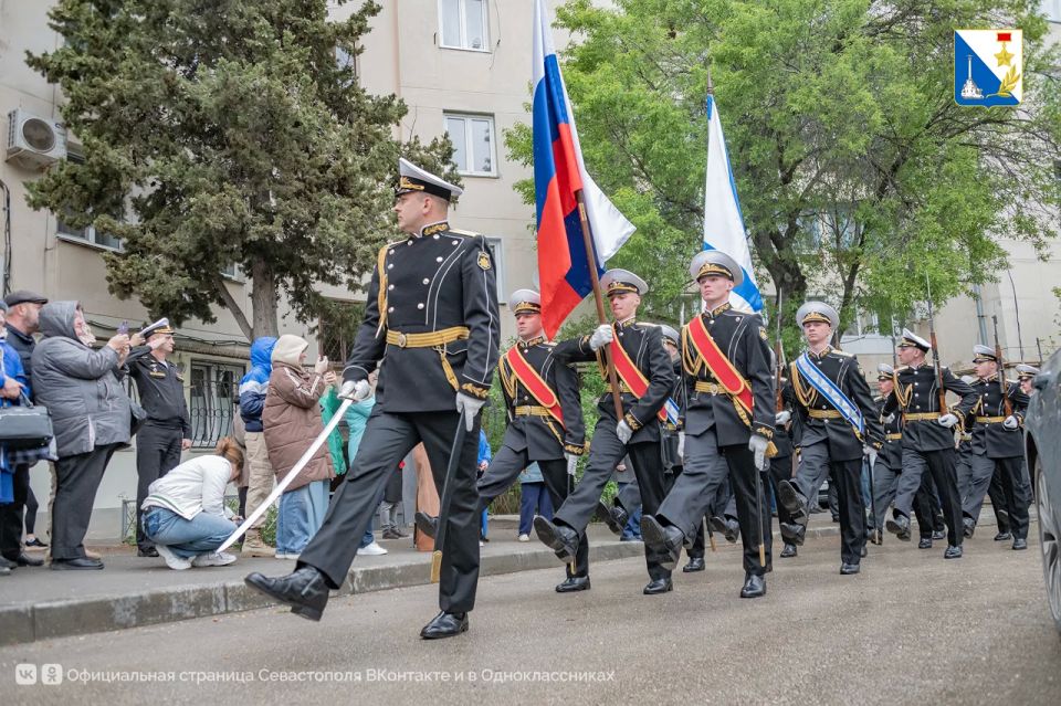 Военный оркестр и юнармейцы дали первые парады во дворах севастопольских ветеранов Военный оркестр и юнармейцы дали первые парады во дворах севастопольских ветеранов