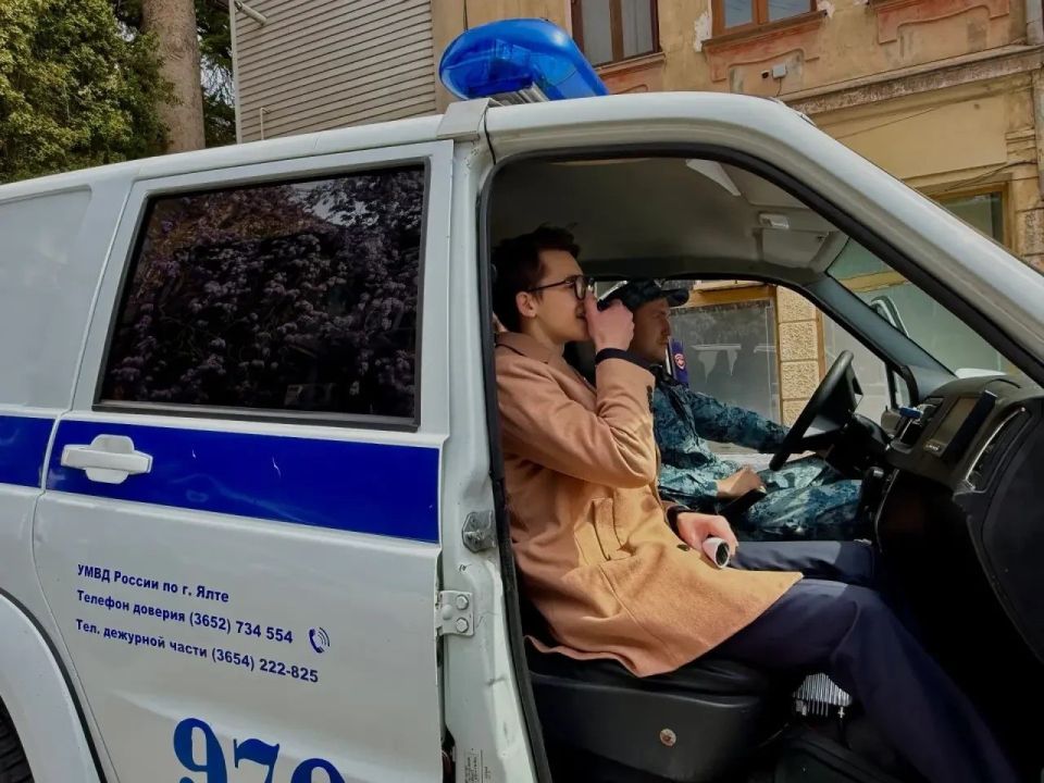 В Ялте старшеклассники и студенты примерили на себя роль полицейских В Ялте старшеклассники и студенты примерили на себя роль полицейских