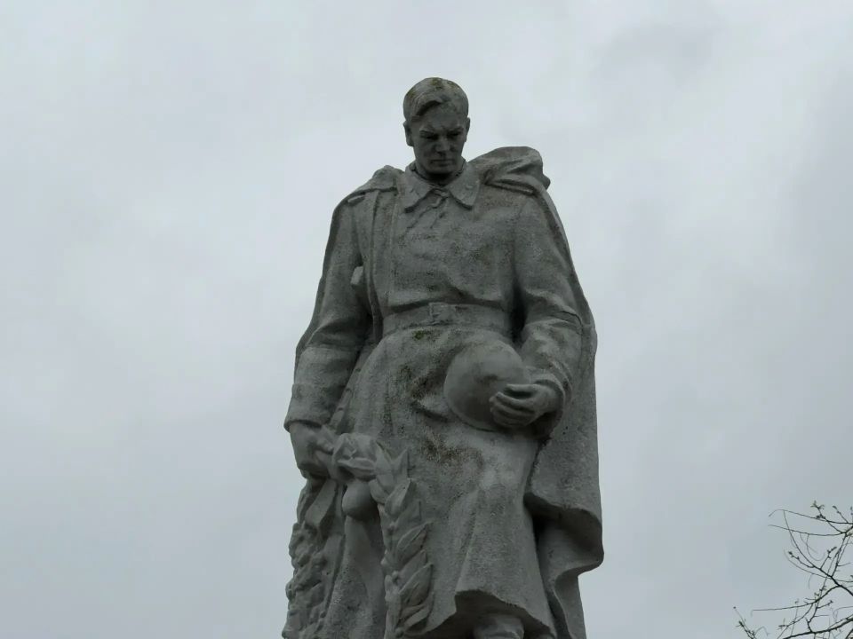 В Керчи обновили мемориальные плиты на братской могиле советских воинов ко Дню Победы В Керчи обновили мемориальные плиты на братской могиле советских воинов ко Дню Победы