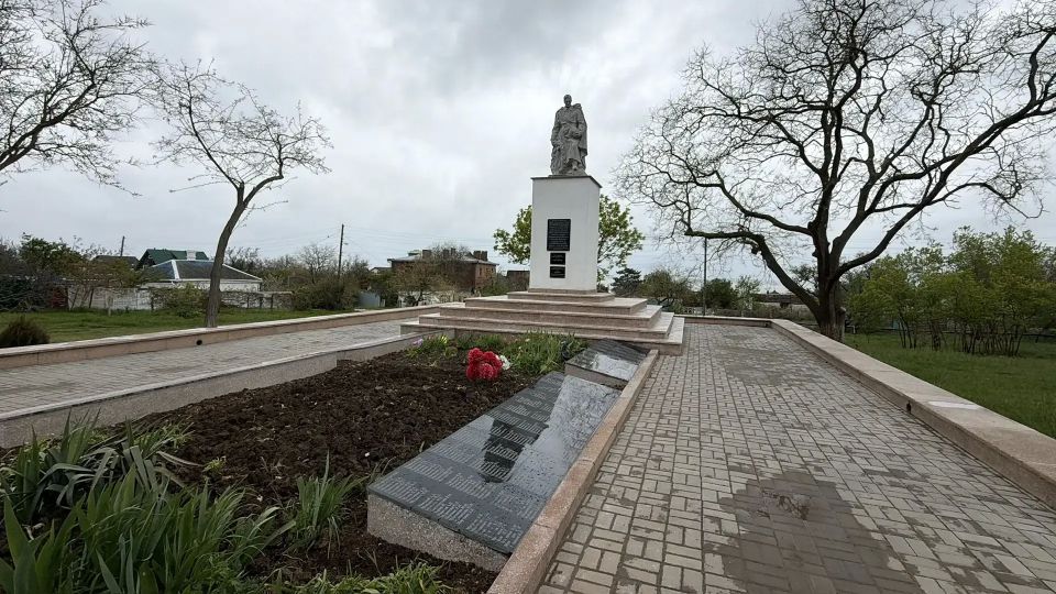 В Керчи обновили мемориальные плиты на братской могиле советских воинов ко Дню Победы В Керчи обновили мемориальные плиты на братской могиле советских воинов ко Дню Победы