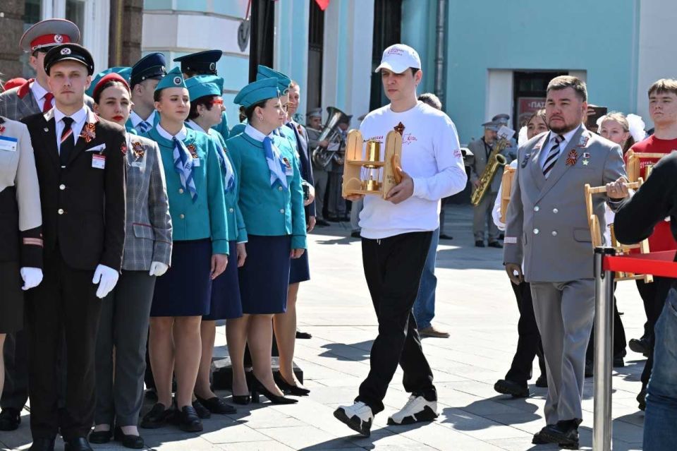 Поезда «Таврия» доставят частицы огня от Могилы Неизвестного Солдата в Александровском саду Москвы в Керчь и Севастополь Поезда «Таврия» доставят частицы огня от Могилы Неизвестного Солдата в Александровском саду Москвы в Керчь и Севастополь