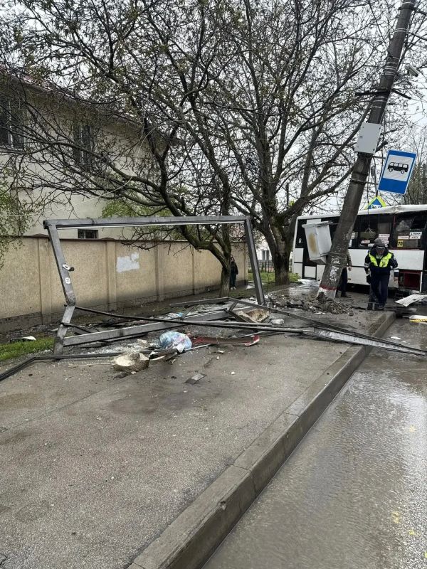 В Симферополе автобус снёс остановку: пострадала женщина