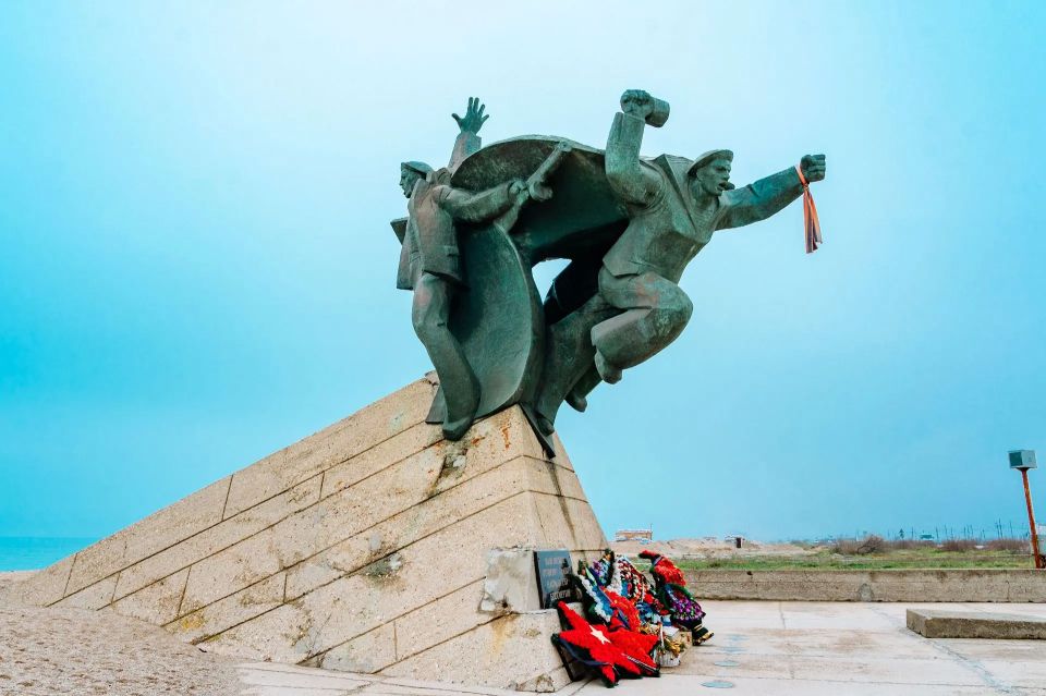 В Крыму разработан военно-патриотический тур «Слава вам, храбрые»: что увидят и узнают туристы В Крыму разработан военно-патриотический тур «Слава вам, храбрые»: что увидят и узнают туристы