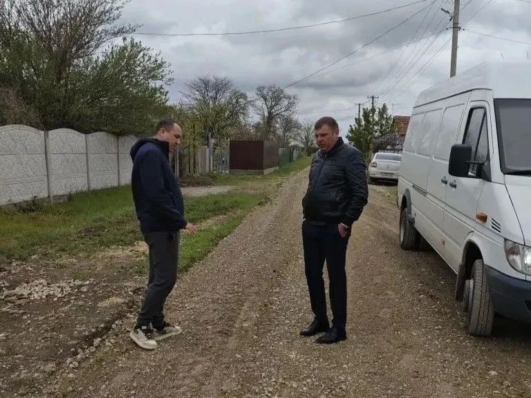 Грейдирование и ямочный ремонт дорог находятся на постоянном контроле руководства района Грейдирование и ямочный ремонт дорог находятся на постоянном контроле руководства района
