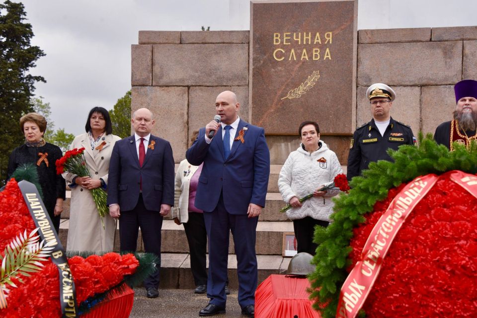Владимир Немцев: В преддверии двух главных для каждого севастопольца праздников — 82-й годовщины освобождения Города-Героя от немецко-фашистских захватчиков и 81-й годовщины Великой Победы — на Мемориальном братском кладбище... Владимир Немцев: В преддверии двух главных для каждого севастопольца праздников — 82-й годовщины освобождения Города-Героя от немецко-фашистских захватчиков и 81-й годовщины Великой Победы — на Мемориальном братском кладбище...