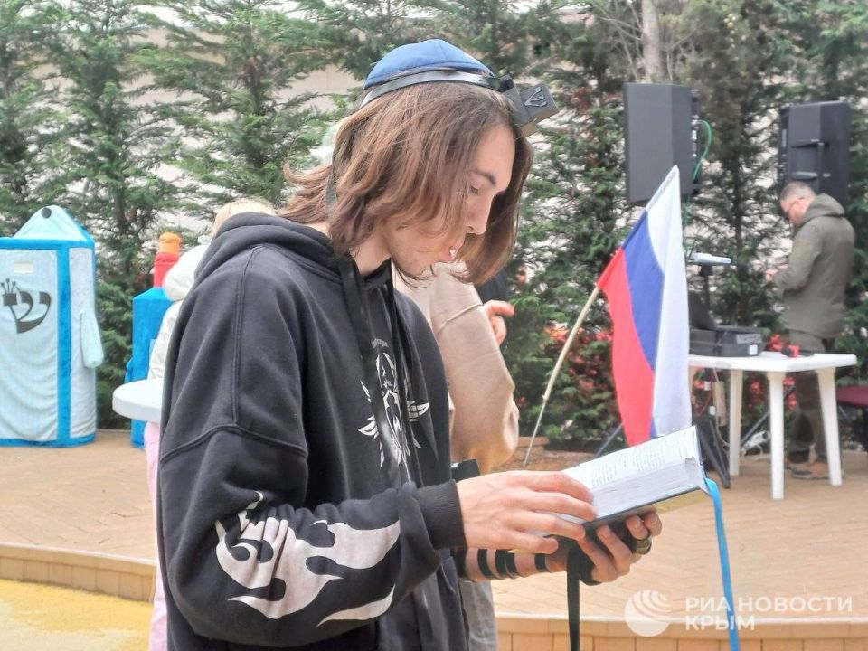 В еврейской общине Севастополя отметили праздник Лаг Баомер, который собрал более 200 верующих В еврейской общине Севастополя отметили праздник Лаг Баомер, который собрал более 200 верующих