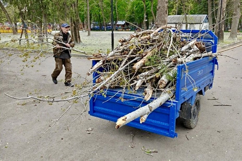 Работники учреждения «Парки столицы» ликвидируют последствия непогоды Работники учреждения «Парки столицы» ликвидируют последствия непогоды