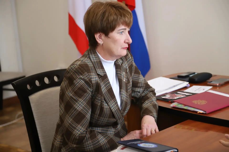 Глава администрации Бахчисарайского района Анжелика Ястребова провела рабочую встречу с заместителем руководителя УФНС России по Республике Крым Викторией Мешковой и исполняющей обязанности заместителя руководителя УФНС... Глава администрации Бахчисарайского района Анжелика Ястребова провела рабочую встречу с заместителем руководителя УФНС России по Республике Крым Викторией Мешковой и исполняющей обязанности заместителя руководителя УФНС...