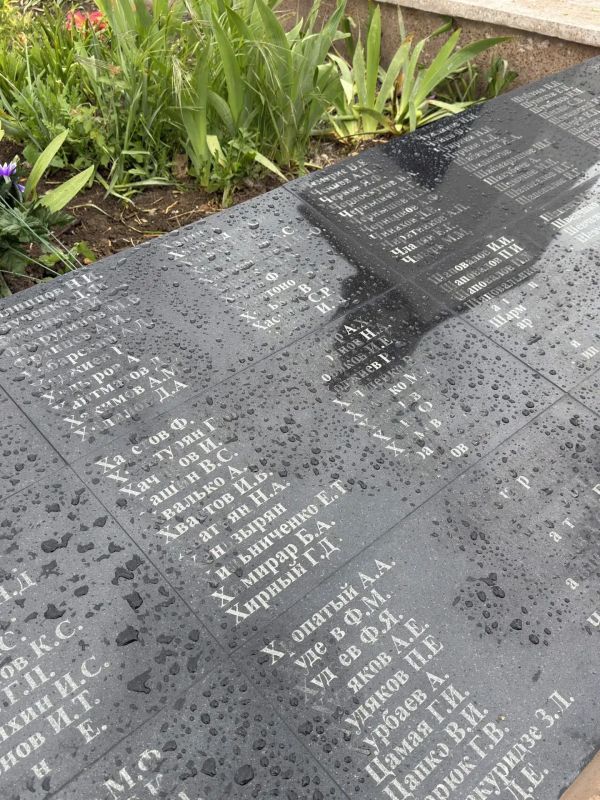 В Керчи обновили мемориальные плиты на братской могиле советских воинов ко Дню Победы В Керчи обновили мемориальные плиты на братской могиле советских воинов ко Дню Победы