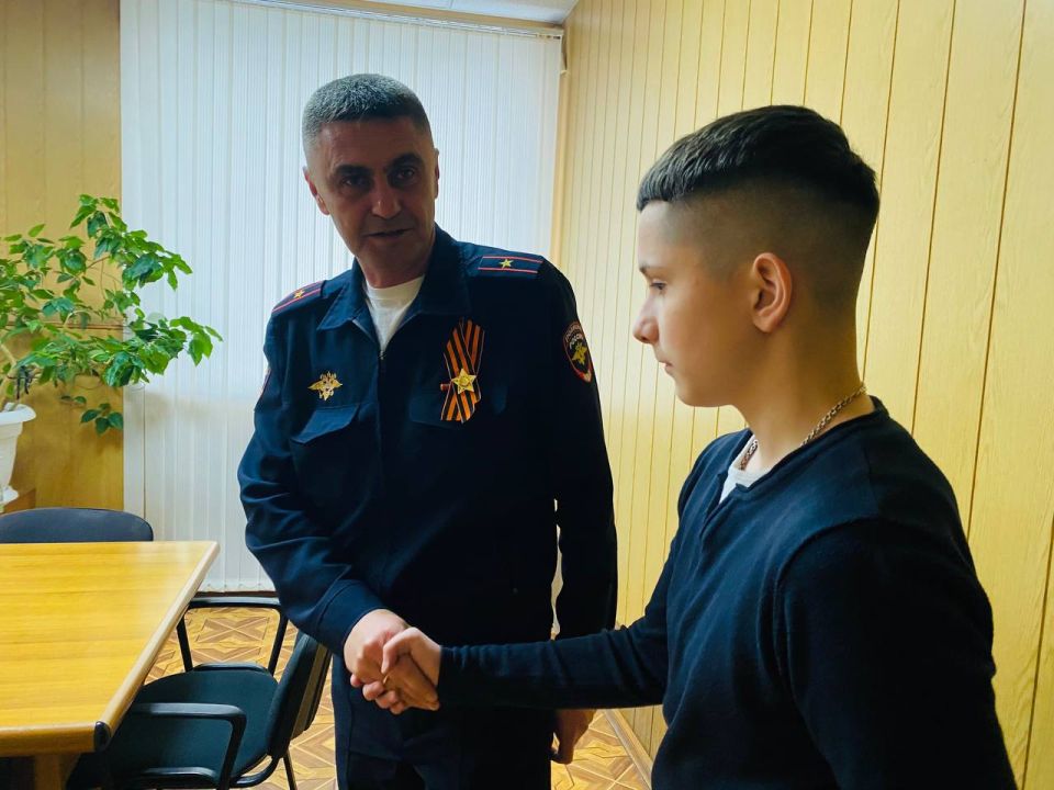 В Бахчисарае для ученика 8 класса организовали необычный и запоминающийся день — день с сотрудником Госавтоинспекции В Бахчисарае для ученика 8 класса организовали необычный и запоминающийся день — день с сотрудником Госавтоинспекции