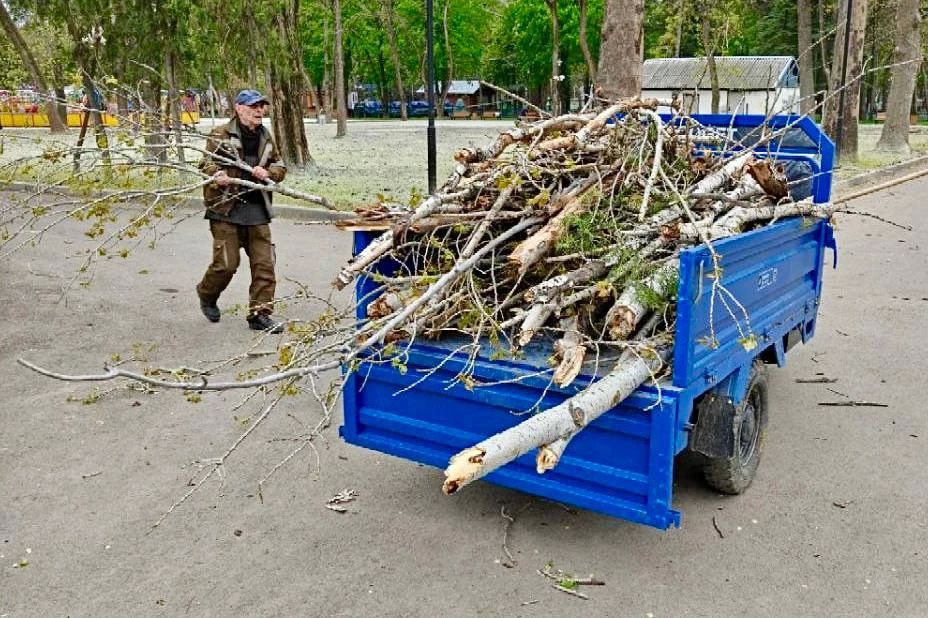В парках Симферополя устраняют последствия непогоды В парках Симферополя устраняют последствия непогоды