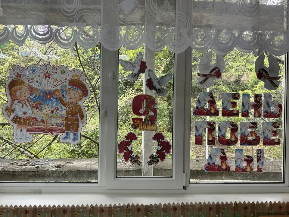 Память в каждом окне. В преддверии Дня Победы ялтинские школы и детсады вновь становятся частью трогательной всероссийской акции «Окна Победы» Память в каждом окне. В преддверии Дня Победы ялтинские школы и детсады вновь становятся частью трогательной всероссийской акции «Окна Победы»