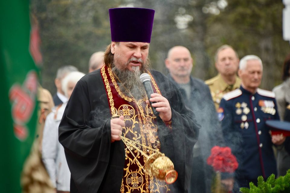 Владимир Немцев: В преддверии двух главных для каждого севастопольца праздников — 82-й годовщины освобождения Города-Героя от немецко-фашистских захватчиков и 81-й годовщины Великой Победы — на Мемориальном братском кладбище... Владимир Немцев: В преддверии двух главных для каждого севастопольца праздников — 82-й годовщины освобождения Города-Героя от немецко-фашистских захватчиков и 81-й годовщины Великой Победы — на Мемориальном братском кладбище...