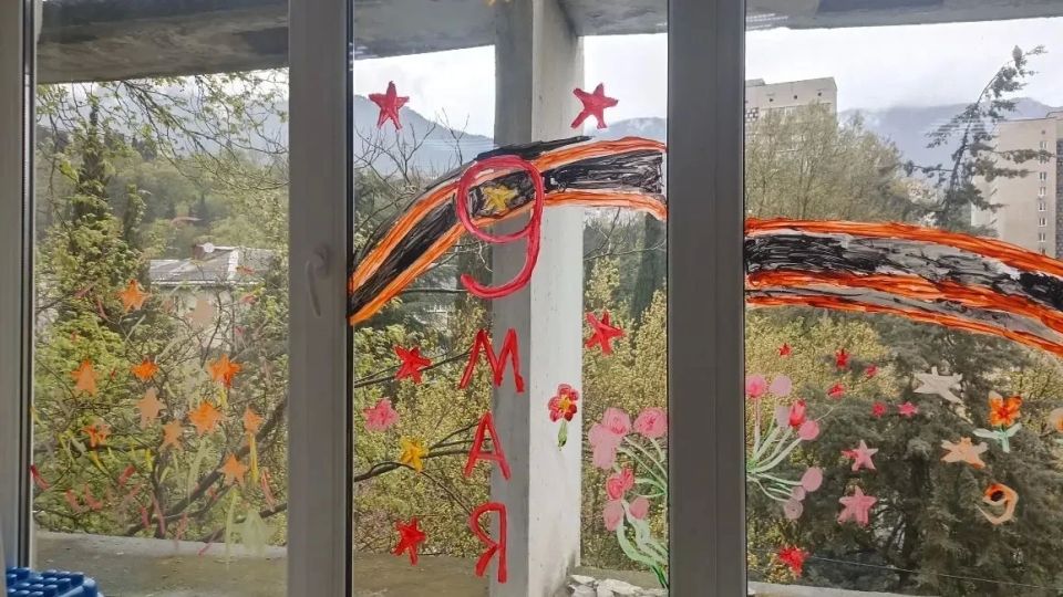 Память в каждом окне. В преддверии Дня Победы ялтинские школы и детсады вновь становятся частью трогательной всероссийской акции «Окна Победы» Память в каждом окне. В преддверии Дня Победы ялтинские школы и детсады вновь становятся частью трогательной всероссийской акции «Окна Победы»