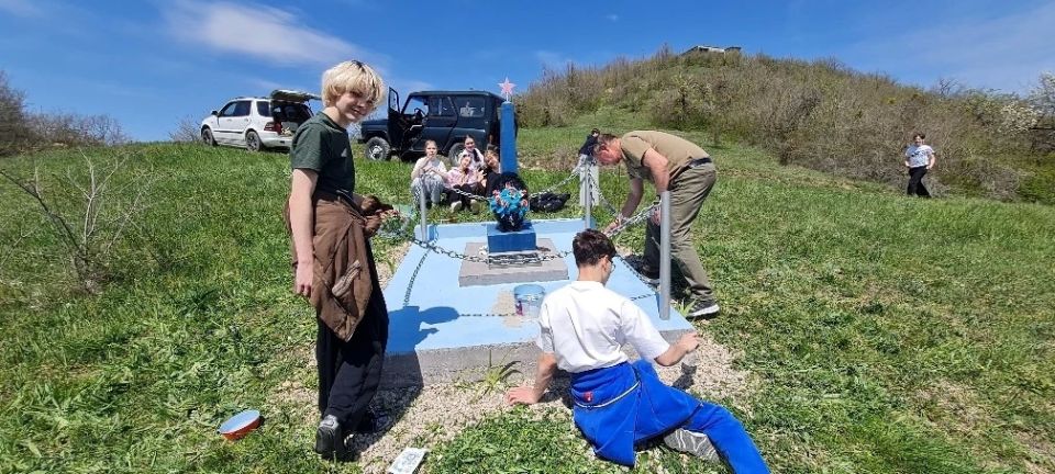 Подвиг воинов всегда будет жить в наших сердцах! Подвиг воинов всегда будет жить в наших сердцах!