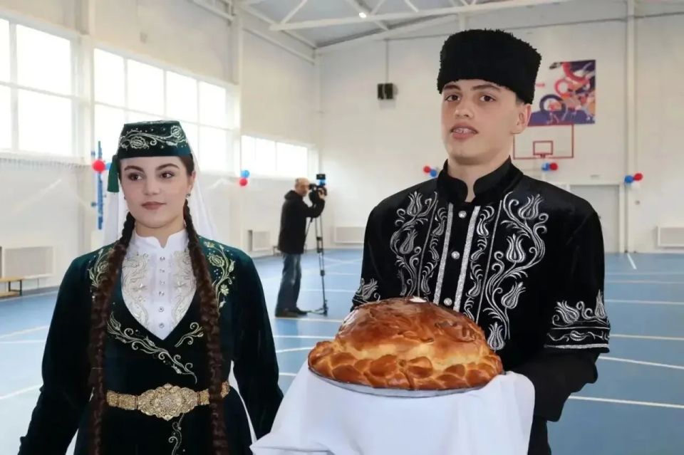 В МОУ «Майская школа с крымскотатарским языком обучения имени Номана Челебиджихана» состоялось открытие модульных пищеблока и спортивного зала В МОУ «Майская школа с крымскотатарским языком обучения имени Номана Челебиджихана» состоялось открытие модульных пищеблока и спортивного зала