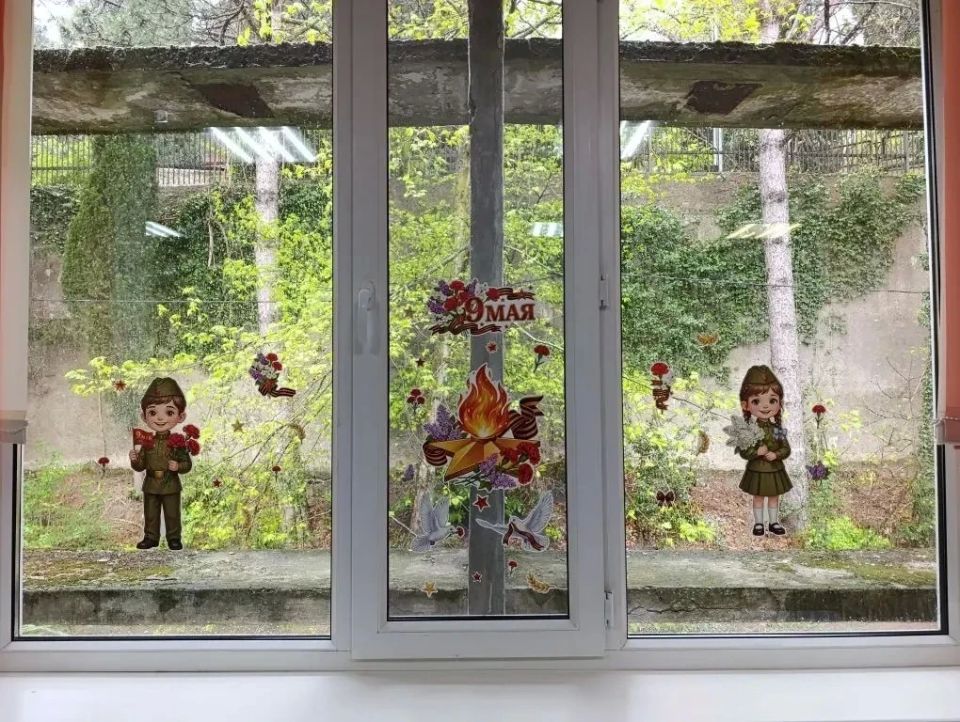 Память в каждом окне. В преддверии Дня Победы ялтинские школы и детсады вновь становятся частью трогательной всероссийской акции «Окна Победы» Память в каждом окне. В преддверии Дня Победы ялтинские школы и детсады вновь становятся частью трогательной всероссийской акции «Окна Победы»