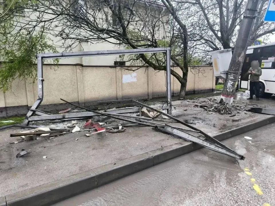 В Симферополе автобус снёс остановку: пострадала женщина В Симферополе автобус снёс остановку: пострадала женщина