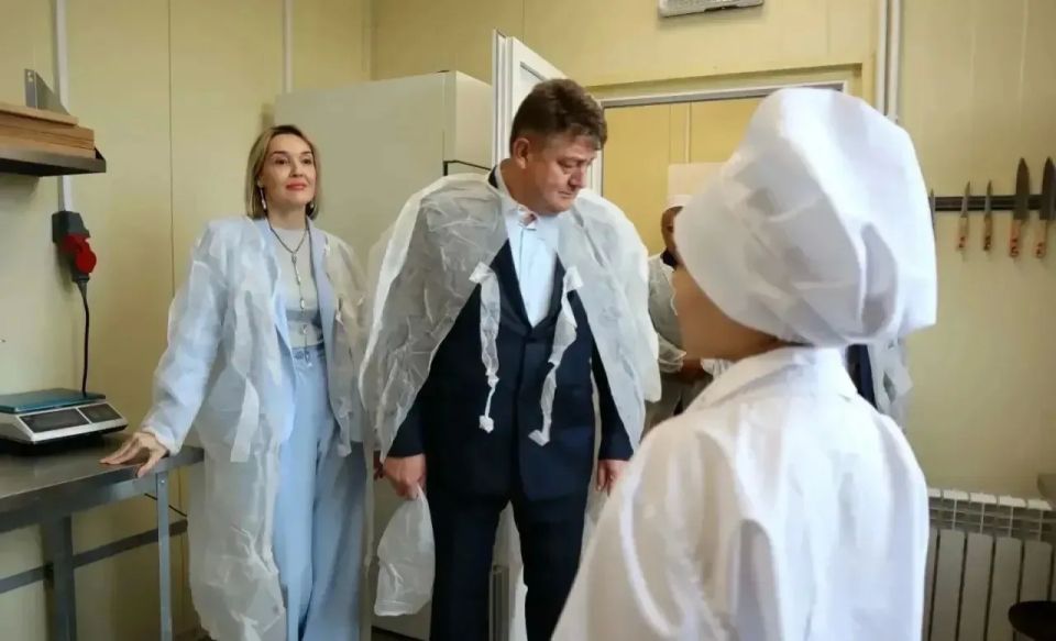 В МОУ «Майская школа с крымскотатарским языком обучения имени Номана Челебиджихана» состоялось открытие модульных пищеблока и спортивного зала В МОУ «Майская школа с крымскотатарским языком обучения имени Номана Челебиджихана» состоялось открытие модульных пищеблока и спортивного зала