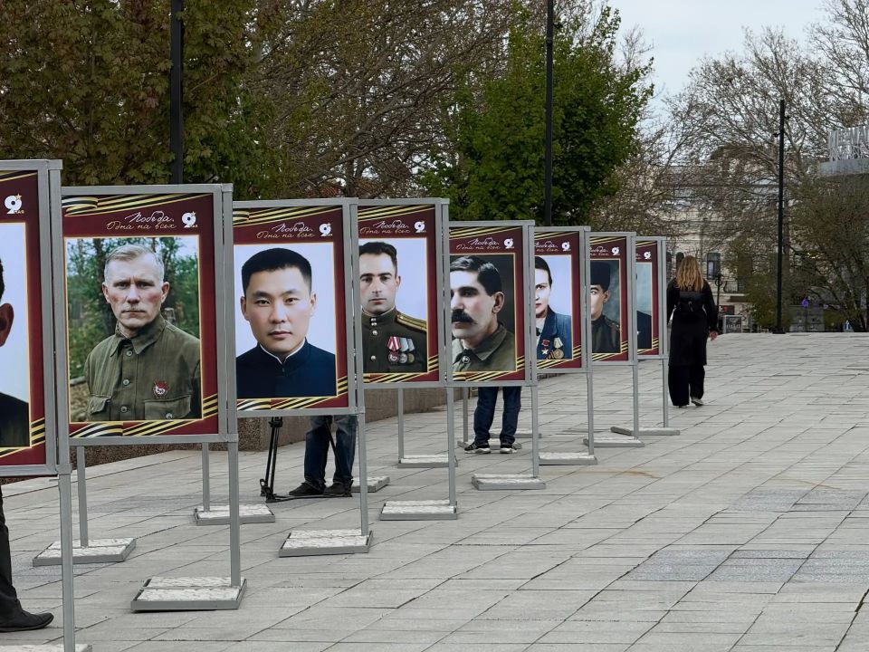 В центре Симферополя открыли фотовыставку в честь 81-й годовщины Победы в Великой Отечественной войне В центре Симферополя открыли фотовыставку в честь 81-й годовщины Победы в Великой Отечественной войне