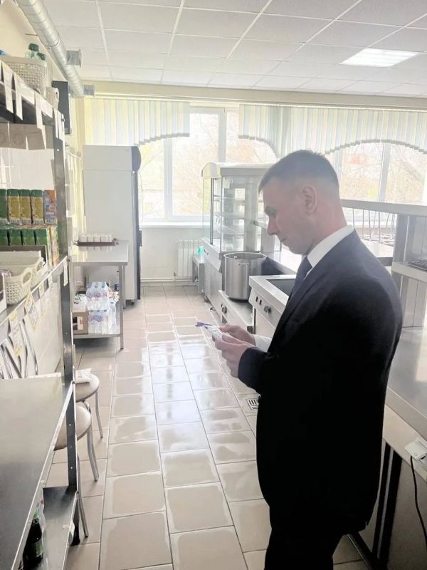 Юрий Нимченко: В рамках региональной недели, во исполнение поручения Председателя Совета Федерации Валентины Ивановны Матвиенко, состоялось рабочее совещание с министром образования, науки и молодёжи Республики Крым... Юрий Нимченко: В рамках региональной недели, во исполнение поручения Председателя Совета Федерации Валентины Ивановны Матвиенко, состоялось рабочее совещание с министром образования, науки и молодёжи Республики Крым...