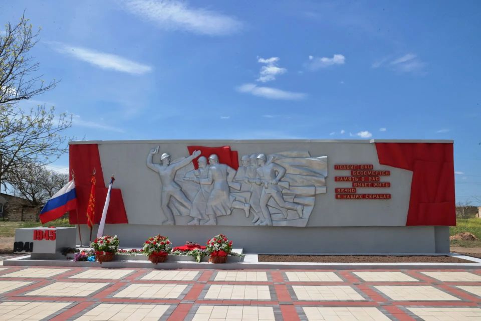 В селе Гвардейское Первомайского района открыта мемориальная доска местному жителю, легендарному советскому разведчику, переводчику, владевшему 22 иностранными языками, писателю Дмитрию Быстролётову В селе Гвардейское Первомайского района открыта мемориальная доска местному жителю, легендарному советскому разведчику, переводчику, владевшему 22 иностранными языками, писателю Дмитрию Быстролётову