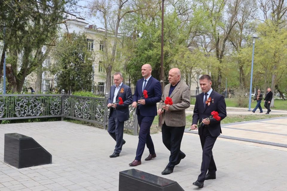 В преддверии Дня Победы депутат Государственной Думы РФ Константин Бахарев совместно с главой муниципального образования Денисом Колесником, и.о. главы администрации Керчи Сергеем Поливановым и сенатором Юрием Нимченко... В преддверии Дня Победы депутат Государственной Думы РФ Константин Бахарев совместно с главой муниципального образования Денисом Колесником, и.о. главы администрации Керчи Сергеем Поливановым и сенатором Юрием Нимченко...