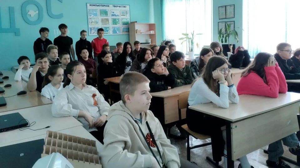Занятие на тему «Минно-взрывная опасность» с обучающимися 5-9 классов МБОУ «Виноградовская средняя школа» Сакского района провела и.о.директора школы Елена Зайцева, которая к тому же является добровольцем... Занятие на тему «Минно-взрывная опасность» с обучающимися 5-9 классов МБОУ «Виноградовская средняя школа» Сакского района провела и.о.директора школы Елена Зайцева, которая к тому же является добровольцем...
