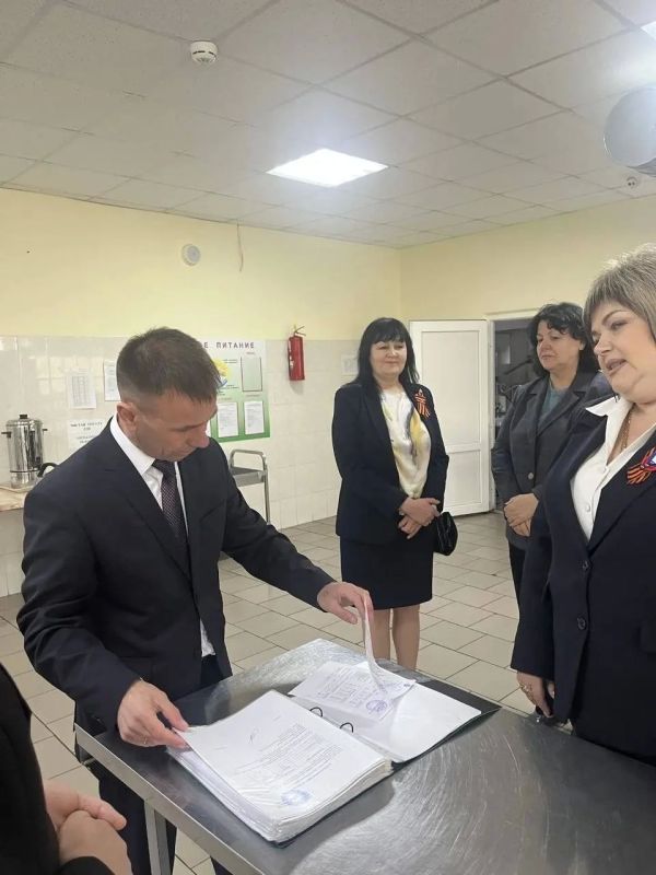 Юрий Нимченко: В рамках региональной недели, во исполнение поручения Председателя Совета Федерации Валентины Ивановны Матвиенко, состоялось рабочее совещание с министром образования, науки и молодёжи Республики Крым... Юрий Нимченко: В рамках региональной недели, во исполнение поручения Председателя Совета Федерации Валентины Ивановны Матвиенко, состоялось рабочее совещание с министром образования, науки и молодёжи Республики Крым...