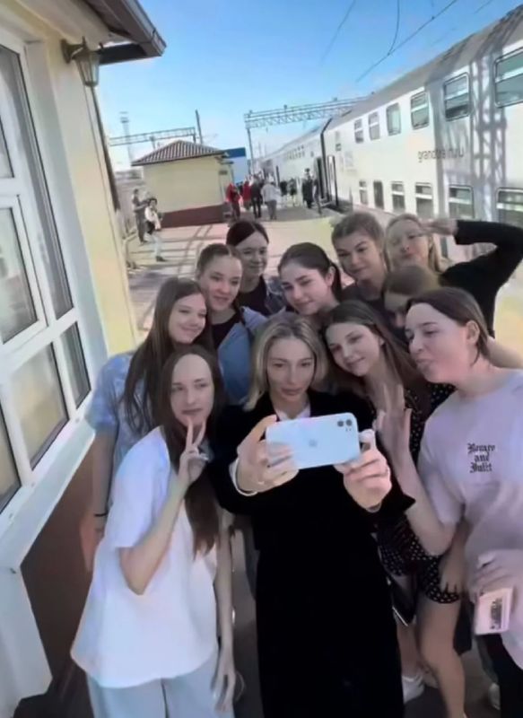 «Настя, Филипп, можно с вами сфоткаться?»: Ивлеева с мужем обрадовали фанатов в Крыму «Настя, Филипп, можно с вами сфоткаться?»: Ивлеева с мужем обрадовали фанатов в Крыму