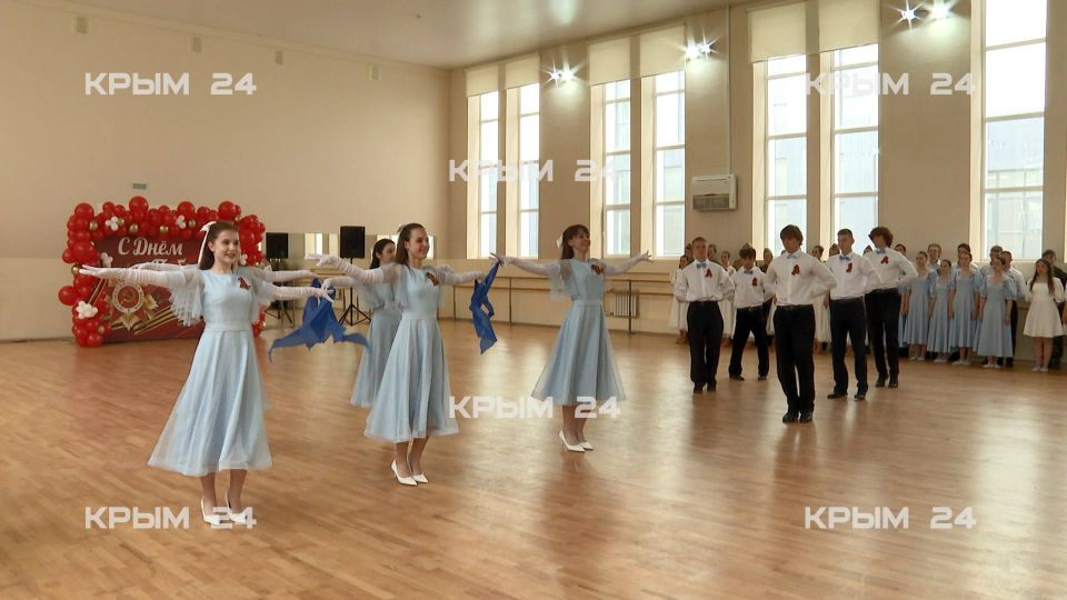 Символ весны 1945 года: «Вальс Победы» исполнили алуштинские школьники