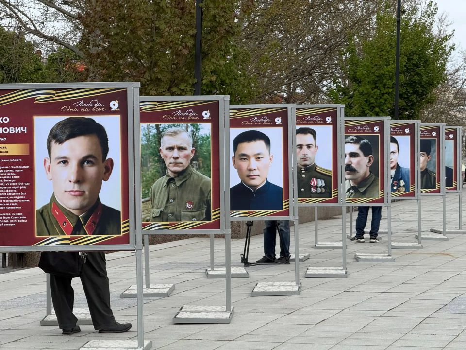 В центре Симферополя открыли фотовыставку в честь 81-й годовщины Победы в Великой Отечественной войне В центре Симферополя открыли фотовыставку в честь 81-й годовщины Победы в Великой Отечественной войне