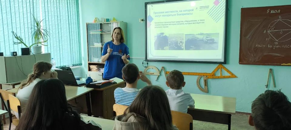 Занятие на тему «Минно-взрывная опасность» с обучающимися 5-9 классов МБОУ «Виноградовская средняя школа» Сакского района провела и.о.директора школы Елена Зайцева, которая к тому же является добровольцем... Занятие на тему «Минно-взрывная опасность» с обучающимися 5-9 классов МБОУ «Виноградовская средняя школа» Сакского района провела и.о.директора школы Елена Зайцева, которая к тому же является добровольцем...