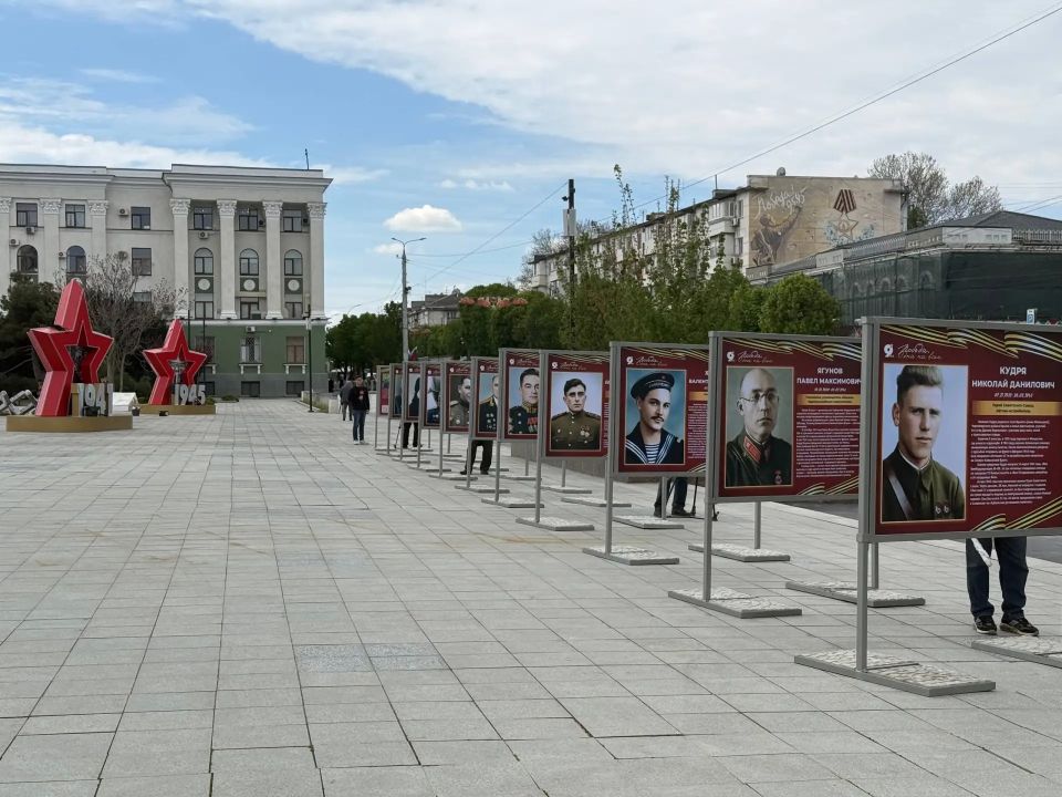 В центре Симферополя открыли фотовыставку в честь 81-й годовщины Победы в Великой Отечественной войне