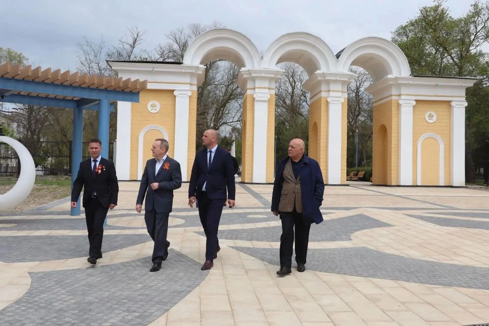В преддверии Дня Победы депутат Государственной Думы РФ Константин Бахарев совместно с главой муниципального образования Денисом Колесником, и.о. главы администрации Керчи Сергеем Поливановым и сенатором Юрием Нимченко... В преддверии Дня Победы депутат Государственной Думы РФ Константин Бахарев совместно с главой муниципального образования Денисом Колесником, и.о. главы администрации Керчи Сергеем Поливановым и сенатором Юрием Нимченко...