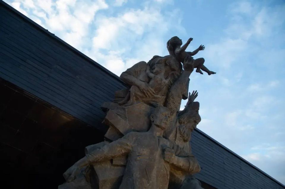 На Мемориальном комплексе «Концлагерь «Красный» прошла патриотическая акция «Зажги свечу памяти» На Мемориальном комплексе «Концлагерь «Красный» прошла патриотическая акция «Зажги свечу памяти»