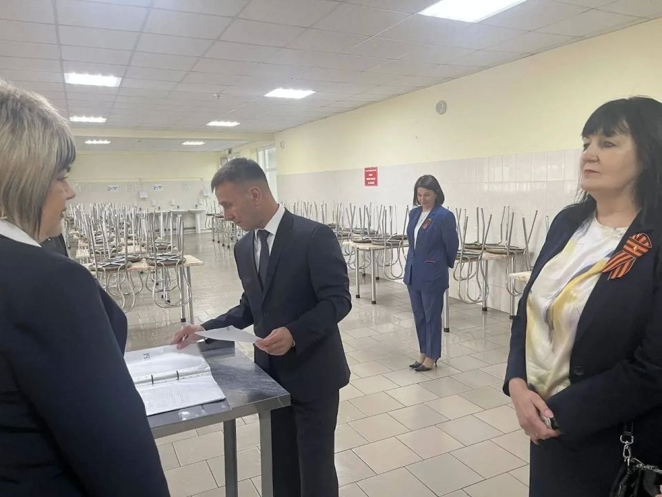 Юрий Нимченко: В рамках региональной недели, во исполнение поручения Председателя Совета Федерации Валентины Ивановны Матвиенко, состоялось рабочее совещание с министром образования, науки и молодёжи Республики Крым... Юрий Нимченко: В рамках региональной недели, во исполнение поручения Председателя Совета Федерации Валентины Ивановны Матвиенко, состоялось рабочее совещание с министром образования, науки и молодёжи Республики Крым...