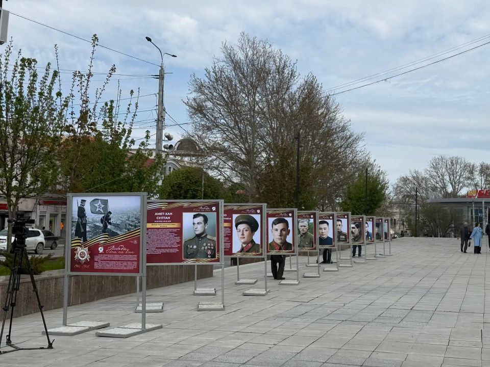 В центре Симферополя открыли фотовыставку в честь 81-й годовщины Победы в Великой Отечественной войне В центре Симферополя открыли фотовыставку в честь 81-й годовщины Победы в Великой Отечественной войне