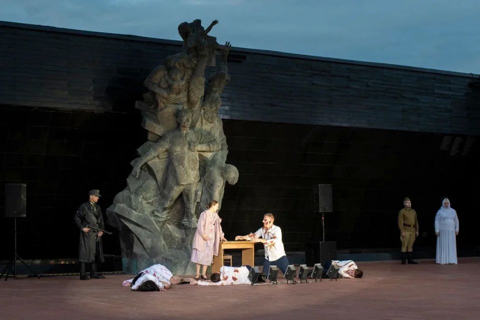 На территории мемориального комплекса «Концлагерь «Красный» прошла ежегодная акция «Зажги свечу памяти», в которой принял участие заместитель прокурора Республики Крым Леонид Селивёрстов На территории мемориального комплекса «Концлагерь «Красный» прошла ежегодная акция «Зажги свечу памяти», в которой принял участие заместитель прокурора Республики Крым Леонид Селивёрстов
