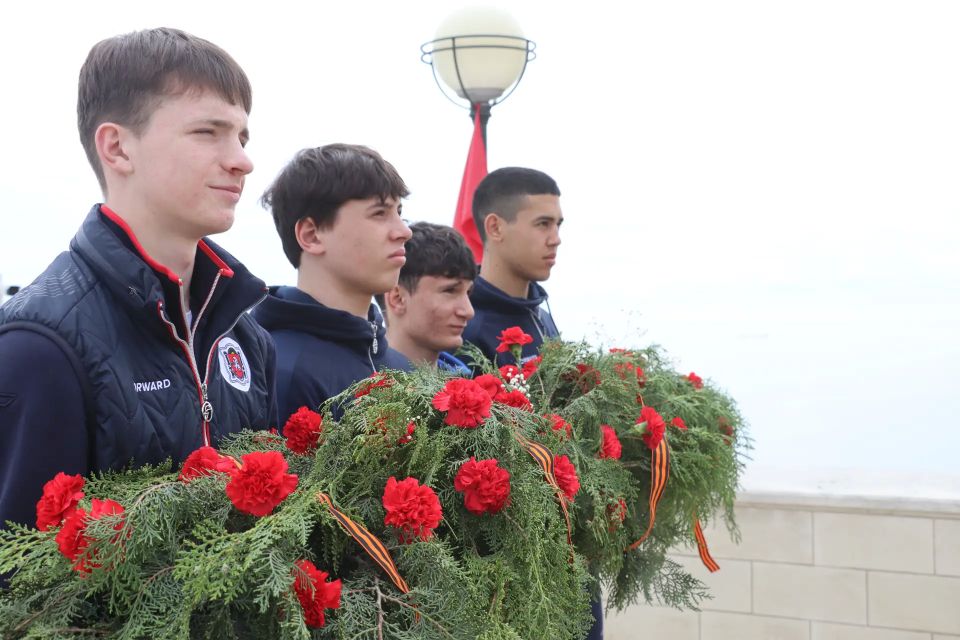 Герои России почтили память участников Великой Отечественной войны, возложив цветы к Обелиску Славы на горе Митридат Герои России почтили память участников Великой Отечественной войны, возложив цветы к Обелиску Славы на горе Митридат