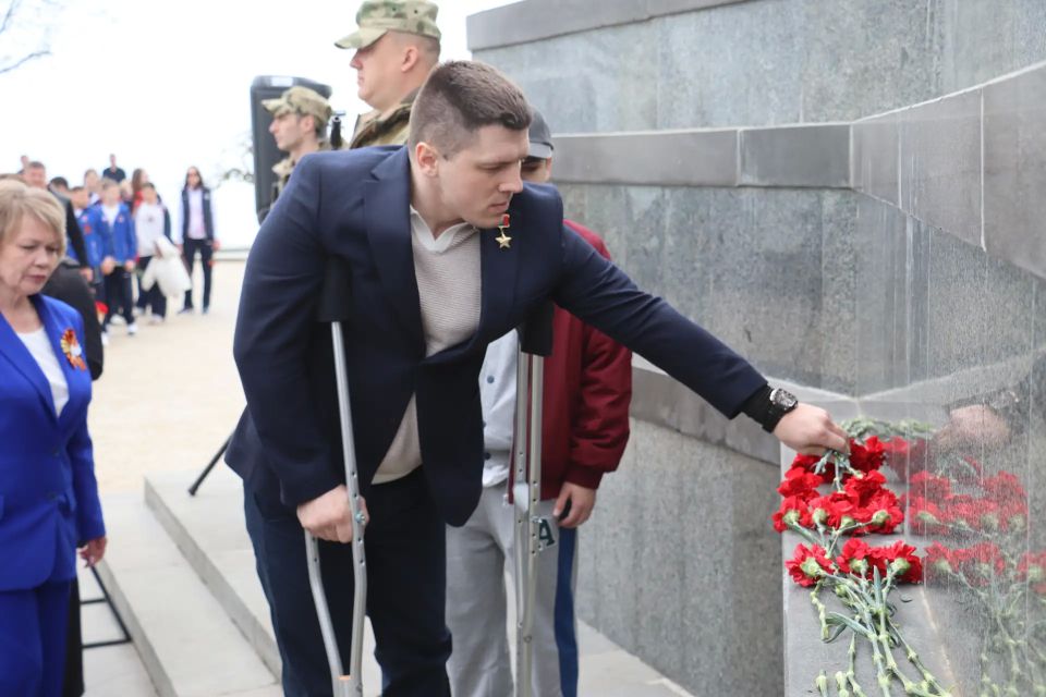 Герои России почтили память участников Великой Отечественной войны, возложив цветы к Обелиску Славы на горе Митридат Герои России почтили память участников Великой Отечественной войны, возложив цветы к Обелиску Славы на горе Митридат