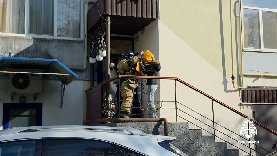МЧС Крыма: на пожаре в Симферополе одного человека спасли и четырех эвакуировали МЧС Крыма: на пожаре в Симферополе одного человека спасли и четырех эвакуировали