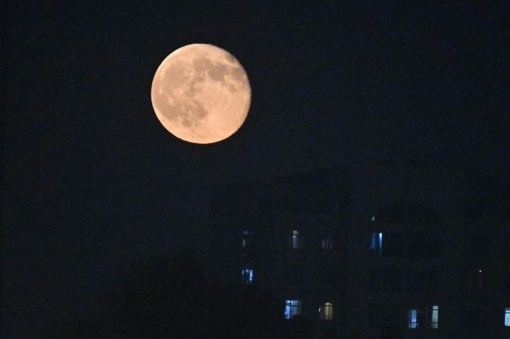 Лунные кратеры и облака на Юпитере: что можно увидеть в ночном небе Крыма в мае