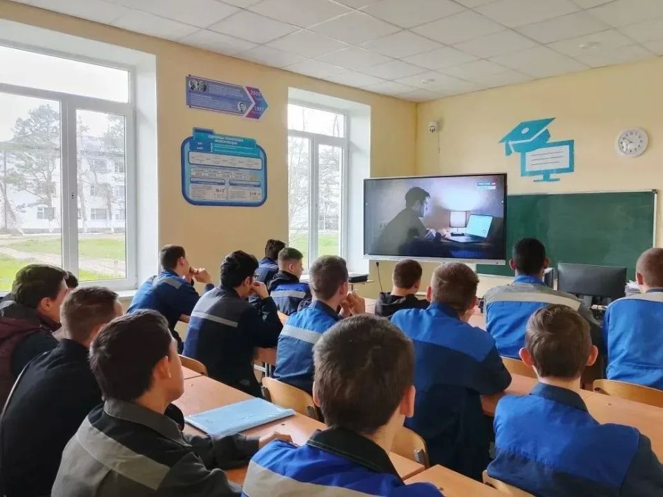 Более 26 000 школьников и студентов Крыма посмотрели специальный репортаж Вести Крым «Работа на врага» Более 26 000 школьников и студентов Крыма посмотрели специальный репортаж Вести Крым «Работа на врага»
