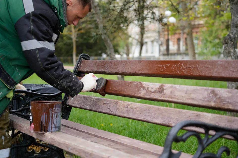 В Керчи продолжается работа по наведению чистоты на общественных пространствах В Керчи продолжается работа по наведению чистоты на общественных пространствах