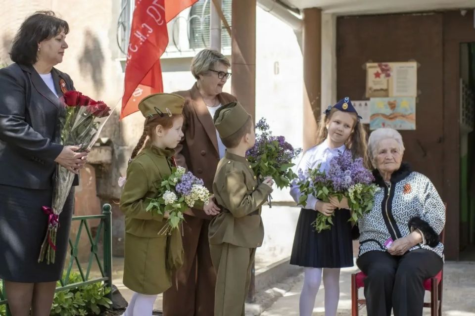 В Симферополе поздравили с 99-летием ветерана войны Розалию Смирнову В Симферополе поздравили с 99-летием ветерана войны Розалию Смирнову