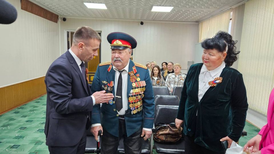Юрий Нимченко: Сегодня вместе с Кивико Ириной Валерьевной – заместителем Председателя Совета министров Республики Крым – министром финансов Республики Крым, Вайсбейном Вячеславом Юрьевичем – главой администрации... Юрий Нимченко: Сегодня вместе с Кивико Ириной Валерьевной – заместителем Председателя Совета министров Республики Крым – министром финансов Республики Крым, Вайсбейном Вячеславом Юрьевичем – главой администрации...