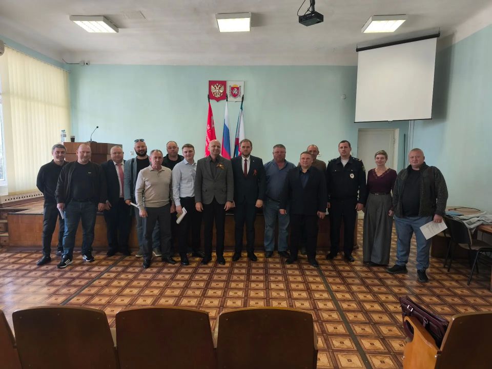 7 мая прошло предуборочное совещание под руководством главы администрации Советского района Александра Харламова с участием заместителя Министра сельского хозяйства Республики Крым Николая Тютюника и... 7 мая прошло предуборочное совещание под руководством главы администрации Советского района Александра Харламова с участием заместителя Министра сельского хозяйства Республики Крым Николая Тютюника и...
